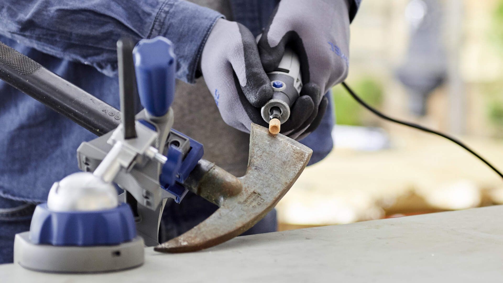 Električni višenamenski alat - bijaks + 25 komada pribora (Dremel 3000-2/25) F0133000HC
